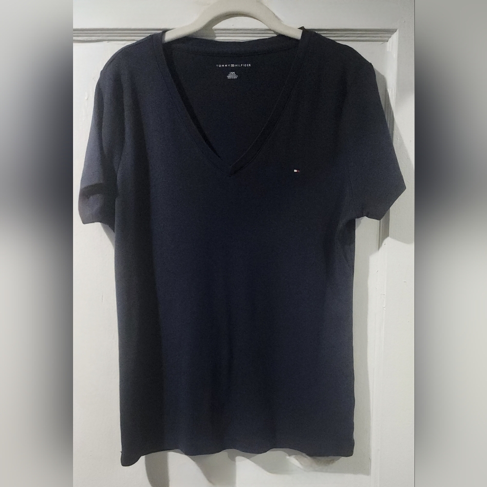 🪻Tommy Hilfiger Navy V-Neck Tee🪻size: L